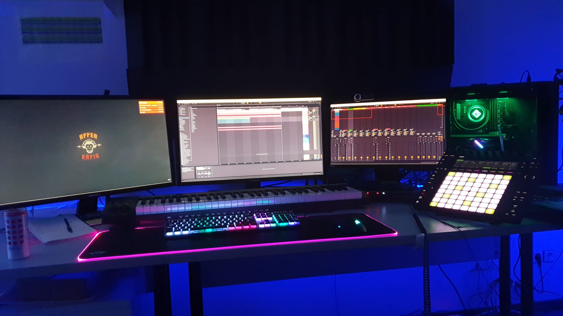 DJ Dura im Musikstudio am Mischpult